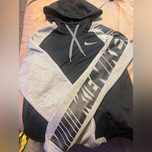 Medium Nike sweatshirt, worn a few times, looks new